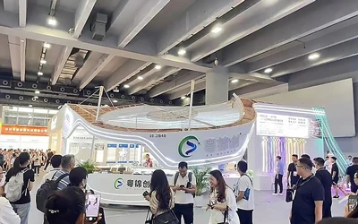 Gian hàng sụp đổ tại các lỗ hổng xây dựng của Gile tiếp xúc